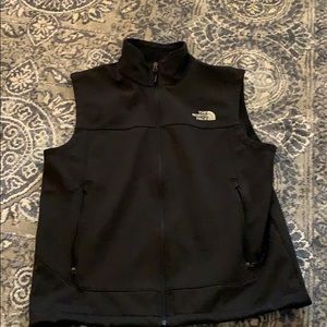 North Face men’s black vest